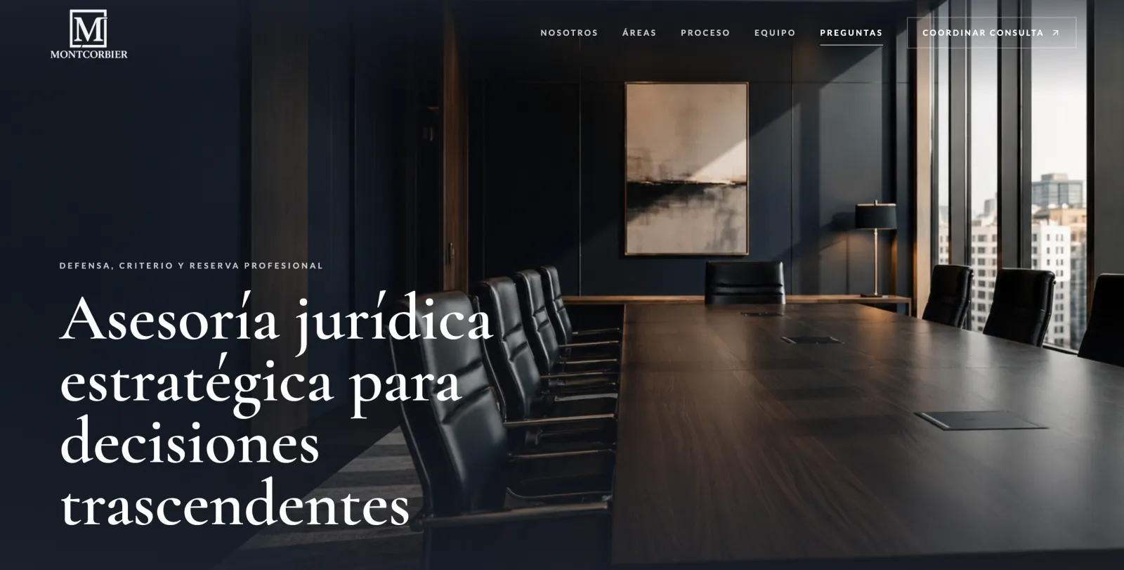Portada del sitio de Montcorbier con el titular "Asesoría jurídica estratégica para decisiones trascendentes" sobre la foto de una sala de reuniones