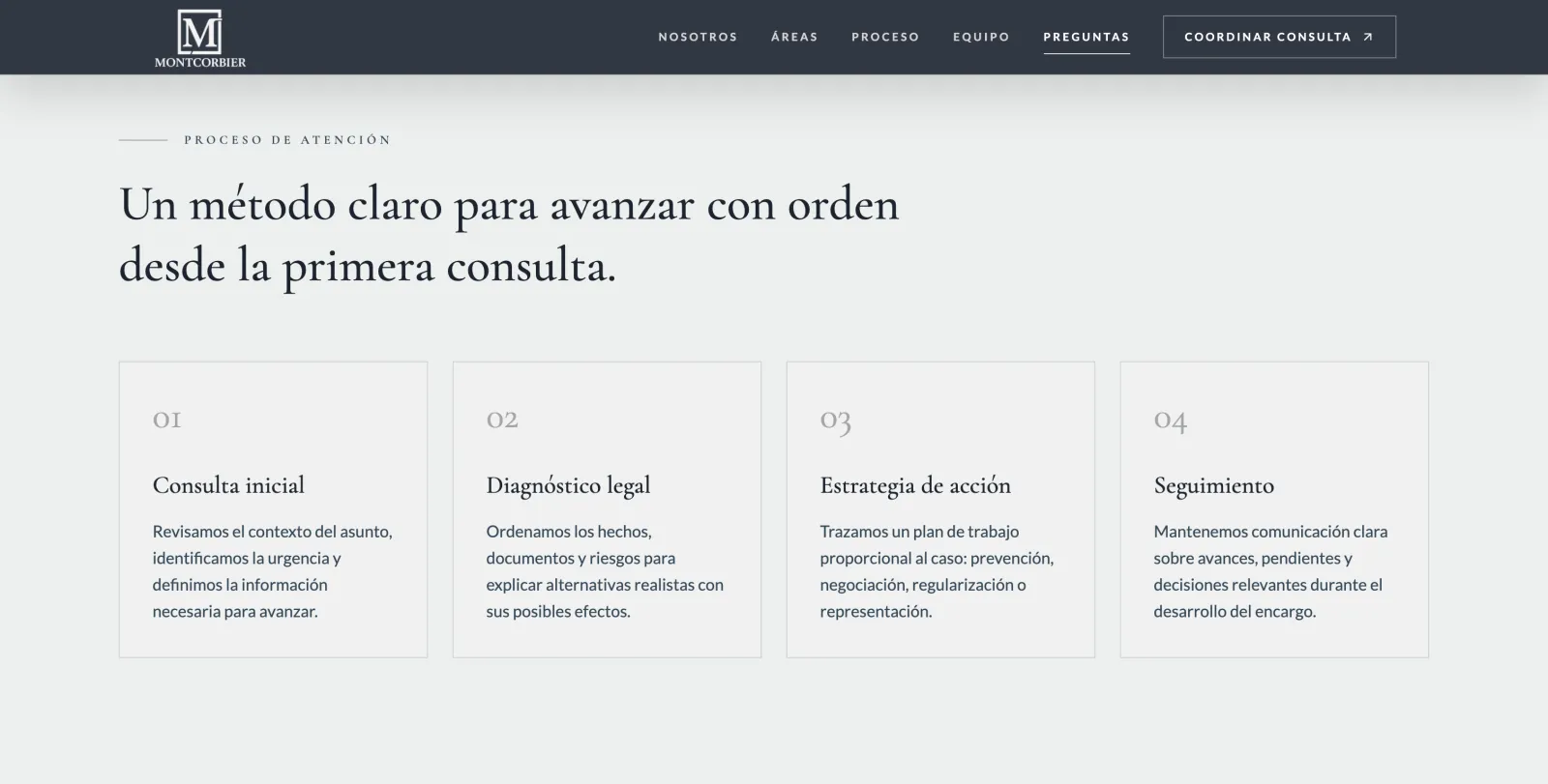 Sección "Proceso de atención" de Montcorbier con cuatro pasos: consulta inicial, diagnóstico legal, estrategia de acción y seguimiento