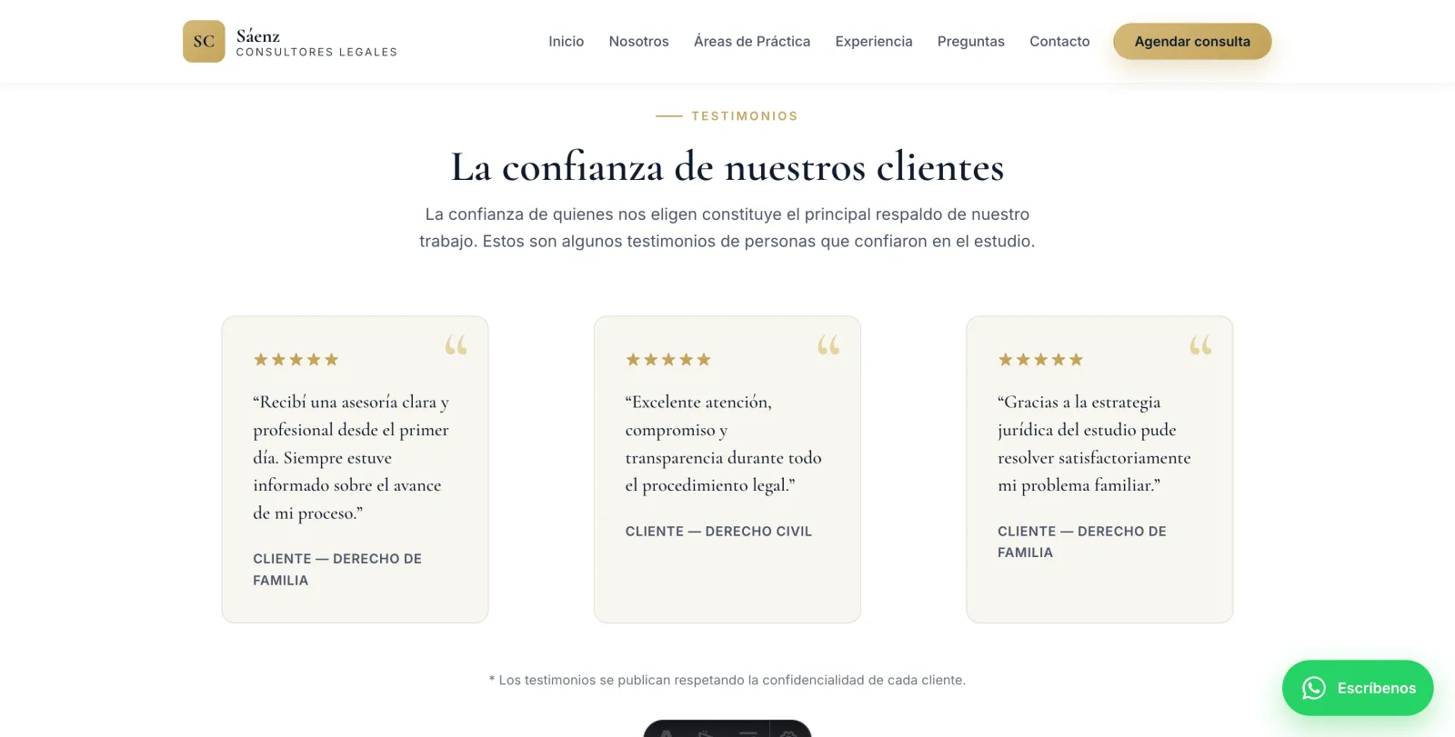 Sección de testimonios de Sáenz Consultores Legales con tres reseñas de clientes y calificación de cinco estrellas